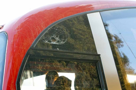 El cristal del autobs tras recibir el impacto de una piedra. | PMA