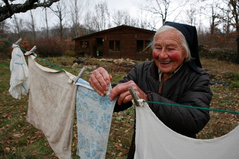 Juliana Vermeire cuelga la ropa lavada junto a su casa. | Ical