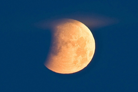 Durante el ltimo eclipse del ao 2010, la tierra se coloc entre el sol y la luna llena. | AFP