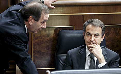 Alonso, portavoz del grupo en el Congreso, junto a Zapatero. | Efe