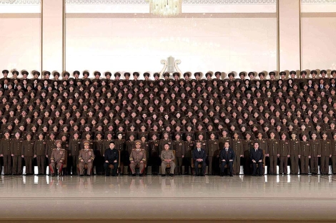Todo el Gobierno norcoreano en un concierto por las vacaciones de diciembre. | Afp