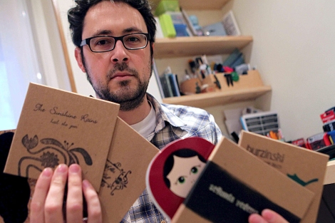 El guipuzcoano Juanra Prado muestra sus cajas de CD diseadas por l mismo. | Efe