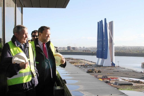 El presidente de la Autoridad Portuaria y el alcalde de Sevilla, en la nueva esclusa. | F. Ruso
