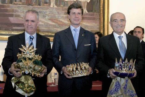 Fernando Fabiani Romero (a la derecha, con la corona de Melchor), junto a Cayetano Martnez de Irujo (Gaspar) y Domingo Prez Acevedo (Baltasar). | Ateneo de Sevilla