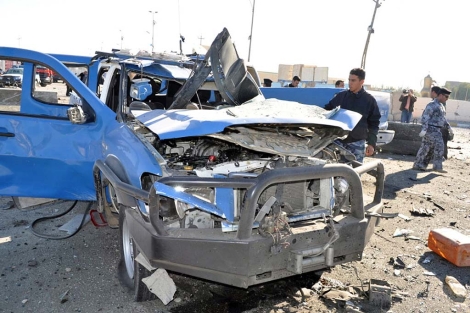Un coche de polica destrozado tras uno de los atentados. | Afp