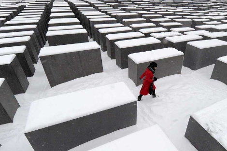 La nieve cubre el Memorial del Holocausto, en Berln. | Efe | Tim Brakemeier