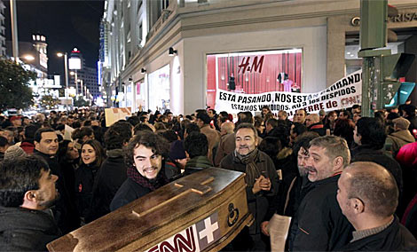 Manifestación en la sede de Prisa por el cierre de CNN+. (EFE)