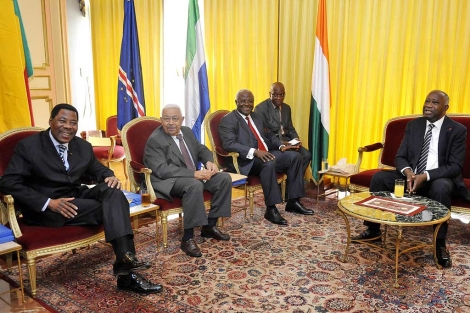 Gbagbo (d), junto a Yayi (1 izq), Koroma (2 izq) y Pires (3 izq). | Ap