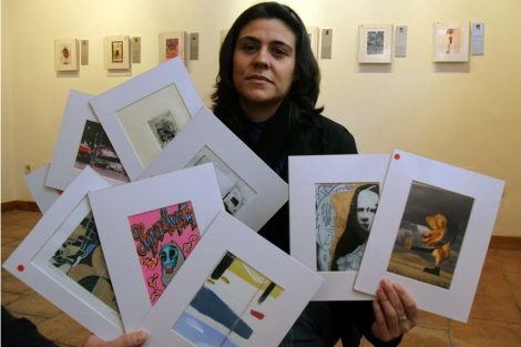 Luca Huertas, una de las artistas, presenta algunas de las obras. | R. Blanco