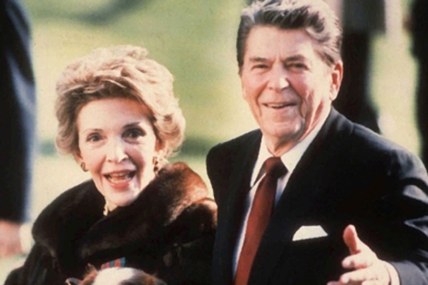 Ronald Reagan junto a su mujer, Nancy, en una fotografa de 1987, en la Casa Blanca. | Ap