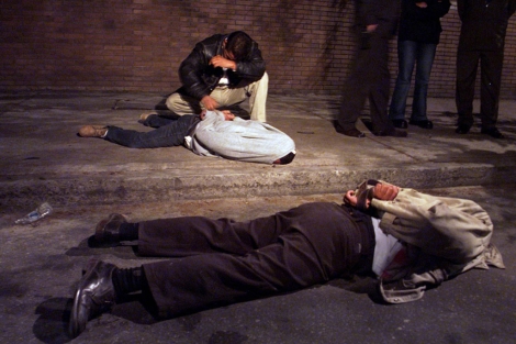 Un detective se cubre la cara al efectuar dos detenciones, en Bogot, en 2002. | AP