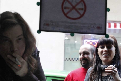Clientes en un bar salen a la calle para fumar. | Javier Barbancho