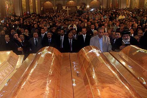 Fieles cristianos celebran el funeral por las vctimas del atentado de Alejandra. | Reuters
