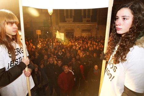 Dos jvenes sujetan una pancarta ante los manifestantes concentrados en la plaza de la Flora de Burgos. | R. G. Ochoa