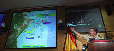 El comandante Jaime Domínguez explica la situación del secuestro. | Antonio M. Xoubanova