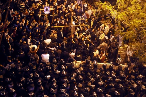 Enfrentamientos frente una catedral en El Cairo. | Ap