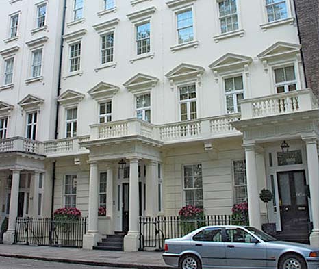Fachada del edificio propiedad del magnate ruso en Lowndes Square, Kensington. | Elmundo.es