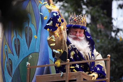 El rey Melchor del ao 2010 tira caramelos desde su carroza. | Fernando Ruso