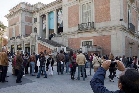 Colas a la entrada del Museo el primer da de la exposicin 'Pasin por Renoir'. | O. Monzn