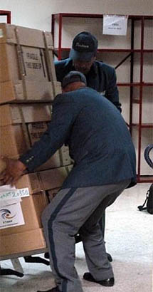 Imagen de los funcionario de Marruecos traslandando las cajas.
