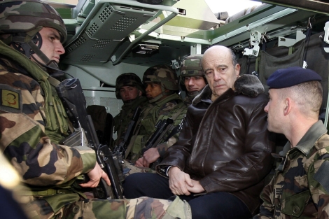 El ministro de Defensa francs, Alain Jupp, en compaa de varios soldados. | Afp