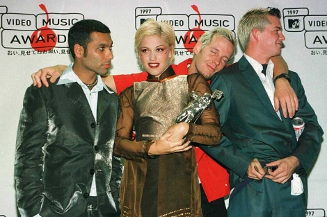 Imagen de archivo de los componentes de No Doubt tras recoger un premio MTV. | Reuters