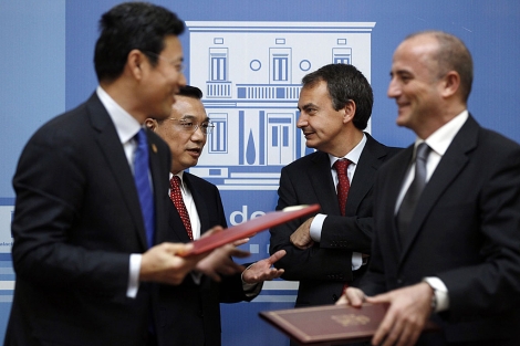 Zapatero y Miguel Sebastin dialogan con la delegacin china en Moncloa. | Reuters