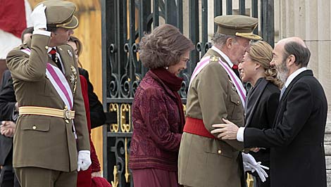 El Rey saluda a Rubalcaba, entonces slo ministro del Interior, en la Pascua de 2010. | A. Heredia