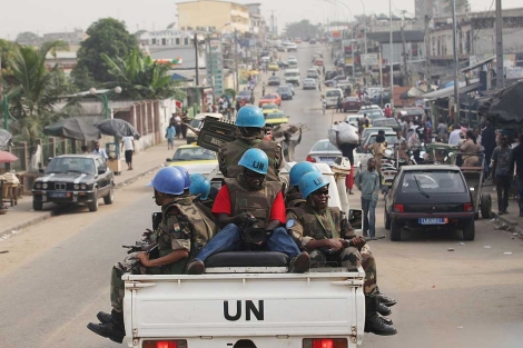 Soldados de la ONU patrullan las calles de Abijn. | AP