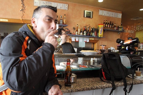 Un cliente fuma en la barra del bar Spirit de Castelln. | Eugenio Torres