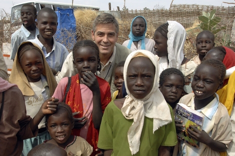 El actor estadounidense George Clooney, en la localidad sudanesa de Niala. | Foto: UNMID