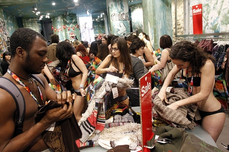 Varias personas eligen en paos menores ropa en la tienda 'Desigual' de Donostia. | Justy