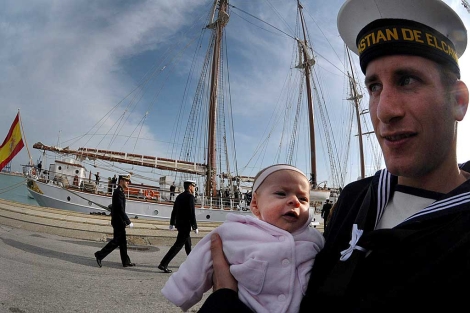 Un marinero del buque escuela posa con su hija antes de la partida. | Cata Zambrano