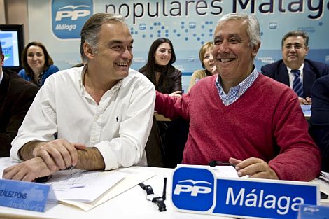 El vicesecretario de Comunicacin del PP, Estebn Gonzlez Pons (i) y el presidente del PP andaluz. | Efe