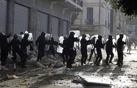 Antidisturbios argelinos se enfrentan a jvenes en la capital. | Reuters
