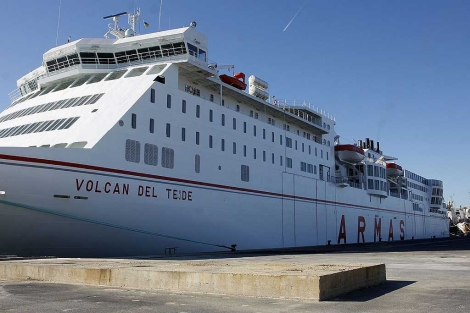 El ferry 'Volcn del Teide', atracado en el puerto de Huelva. | E. Domnguez