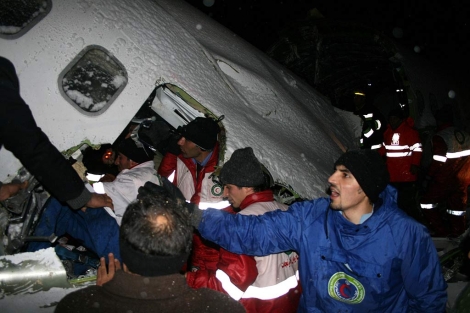 Los equipos de emergencias intentan rescatar a los supervivientes. | Afp