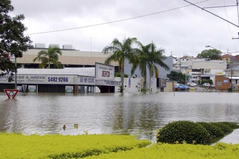Inundaciones en la carretera que divide la ciudad de Gypmie, en Queensland.| Efe