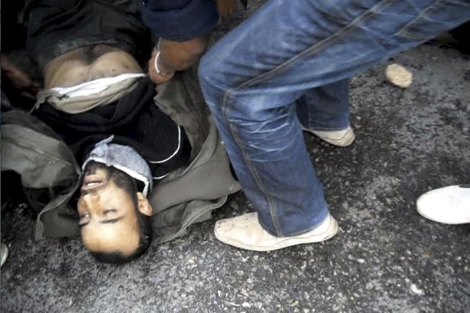 Un manifestante yace en el suelo en Regueb. | Efe