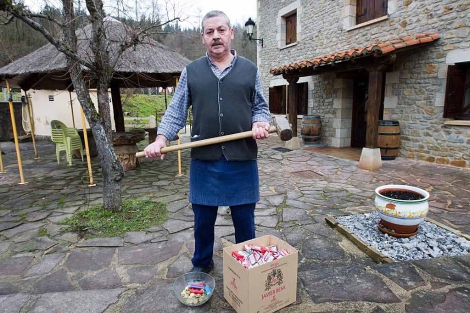Pedro Maria Garaialde , con los restos de su mquina de tabaco. | Mitxi