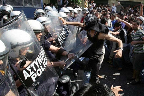 Inmigrantes se enfrentan a la polica en una manifestacin en Atenas.| ELMUNDO