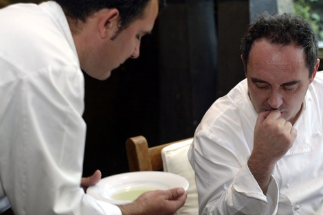 Ferran Adri supervisando un plato del Bulli. | A. Casaa
