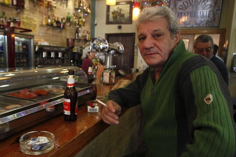 Un cliente fuma en la barra del restaurante Rodrigo tras la entrada en vigor de la ley | Reuters