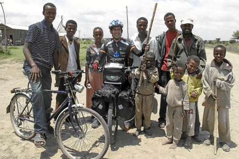 El alcalde de Navacarros con algunos de los amigos que hizo al recorrer Etiopia . | Ical