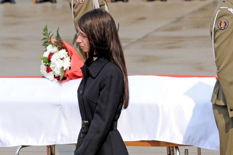 La hija del ex presidente Lech Kaczynski recibiendo los fretros de sus padres. | AFP