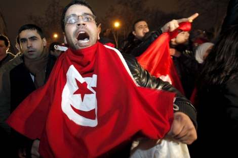 Manifestantes gritan consignas contra el presidente tunecino. | Efe