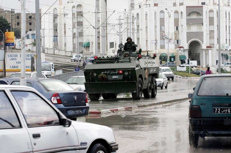 Tanqueta militar en las calles de la capital. | Efe