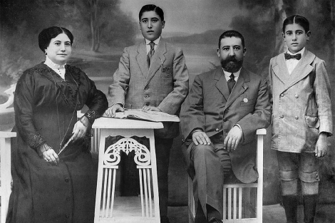 Manuel Villalta junto a su esposa y los dos hijos de esta, antes de la guerra. | E.M.