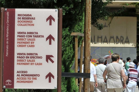 El acceso de los turistas al recinto de la Alhambra. | Jesús G. Hinchado