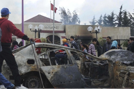Un coche quemado en Sidi Bouzid, cerca de la capital de Túnez. | Reuters